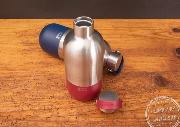 Hochwertige Edelstahlfalschen von nomanoma in rot und blau mit Schraubverschluss.