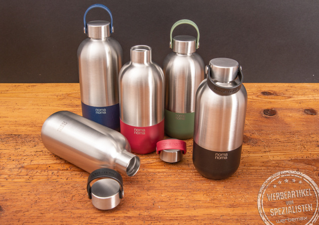Nachhaltige Edelstahlflasche von nomanoma in 2 Größen und Farbvarianten in rot, blau, grün und edelstahl.