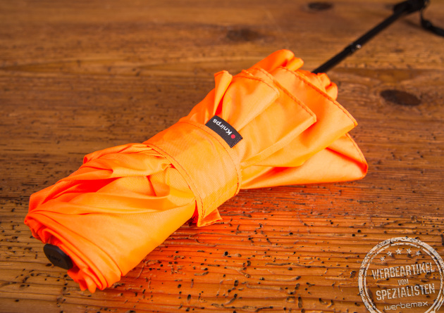 Ultrakompakter Taschenschirm von Knirps in Neonorange in einem innovativen Dry Case für eine trockene Tasche. Mit Logodruck ab 48 Stück möglich. 