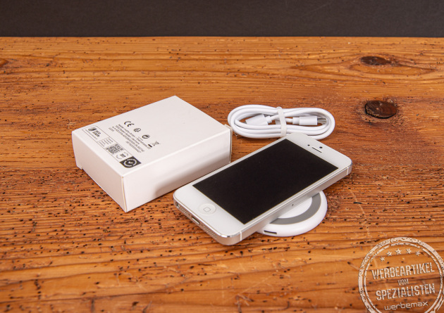 Kompaktes Ladeger&auml;t f&uuml;r induktives Laden von Smartphone, Watches und Earbuds. Mit gro&szlig;er Werbefl&auml;che als hochwertiges Mitarbeitergeschenk. 