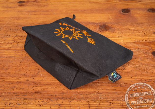 Schwarze Faitrade Kosmetiktasche mit Logoaufdruck in orange als Eigenwerbung für werbemax.