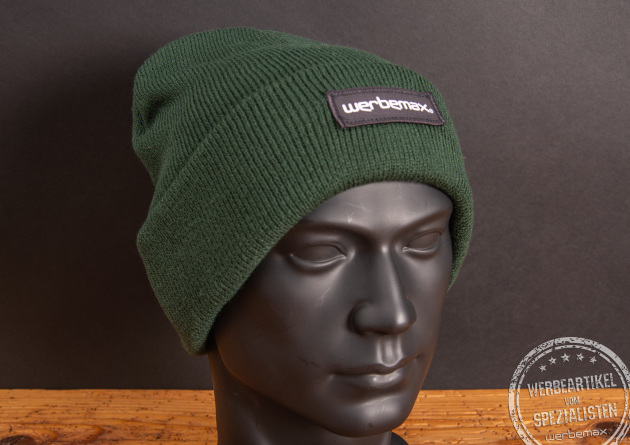 Günstige Beanie Mütze in flaschengrün mit einer coolen Logoanbringung: Ihr Logo als Weblabel auf der Beanie Mütze
