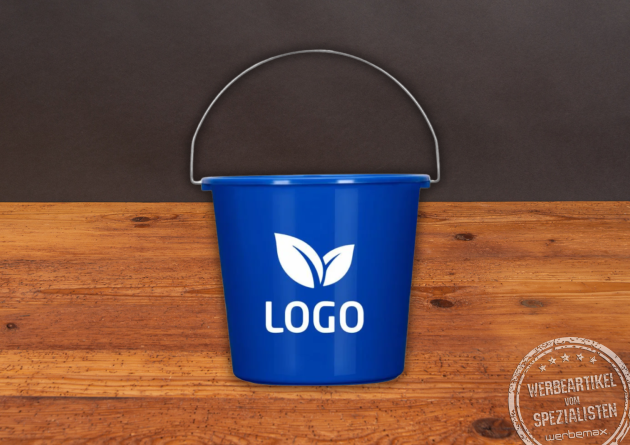 Putzeimer als Werbegeschenk mit Ihrem Logo. Hier in einem schönen Blau mit einem weißen Aufdruck zu sehen. 