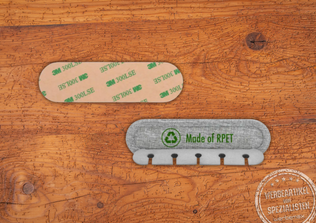 BrandCharger Cabledock Kabelhalter f&uuml;r 5 Kabel als Werbeartikel mit 3M-Klebestreifen auf Holzplatte..