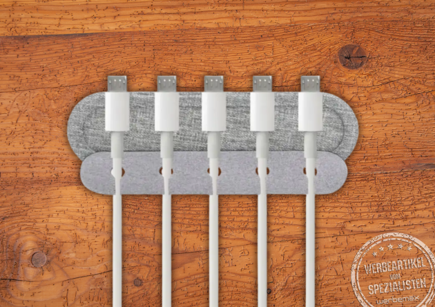 Brandcharger Kablehalter Cabledock mit 5 Schlitzen f&uuml;r Ladekabel als Merch auf Holzplatte..