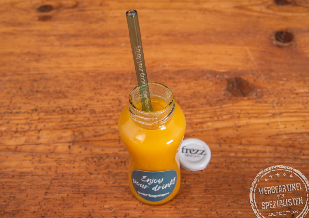 Geöffneter Smoothie mit Glastrinkhalm als Giveaway.