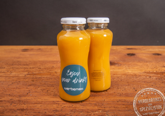 Zwei Smoothies in der Glasflasche mit Logosticker als Werbeartikel.