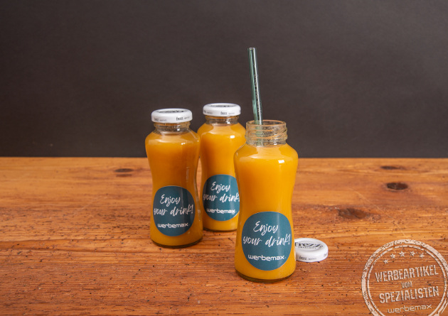 Drei Smoothies in der Glasflasche mit Logosticker als Werbeartikel.