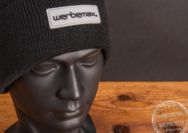 Schlichte Strickmütze mit coolem Logopatch auf der Front. Veredeln Sie Ihr winterliches Werbegeschenk mit einem cool Logopatch aus Gummi, Stoff oder Kunstleder. 