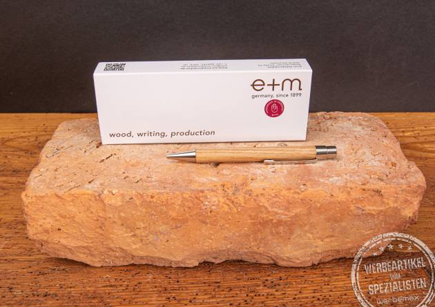 Hochwertiger Druckkugelschreiber aus Holz mit dezenter Logogravur auf dem Schaft. Verschenken Sie den Handschmeichler an Ihre Kunde und Mitarbeiter. 