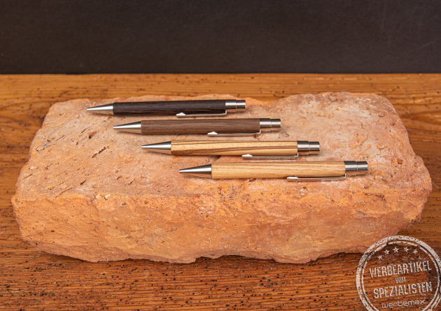 Kugelschreiber VIVO aus Holz in 5 verschiedenen Ausführungen in einer schönen Geschenkverpackung. Bedrucken oder gravieren Sie Ihr Logo auf den Schaft oder setzten auf Einzelnamen. 