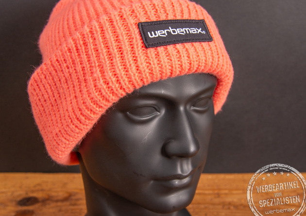 Hochwertige Rib Beanie mit Umschlag in coolen Farben. Softe Strickmütze mit diversen Logoanbringungsmöglichkeiten als perfektes Werbegeschenk für den Winter. 