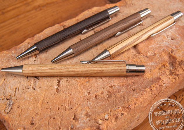 Nachhaltige Druckkugelschreiber aus Holz von e+m Holzprodukte. Jetzt mit Ihrem Logo als dezente Gravur verschenken. 