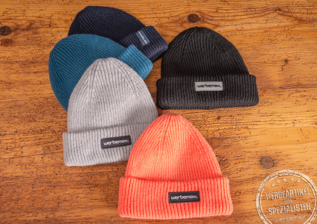 Hochwertige Strickm&uuml;tze in vielen verschiedenen Farben als winterliches Werbegeschenk f&uuml;r Kunden, Mitarbeiter und Bewerber. Veredelt kann die M&uuml;tze via Stick, Logopatch und Druck werden. 