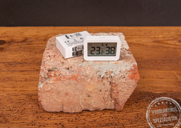 Praktisches Hygrothermometer als Werbegeschenk für ein angenehmes Raumklima. Egal ob zu hause oder im Büro, das handliche Hygrometer mit Temperaturanzeige im modernen Weiß, ist ein schönes Werbegeschenk mit Mehrwert. 