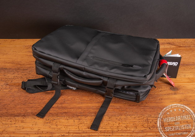 Nachhaltiges Reisegepäck für eine kostenlose Mitnahme im Flieger - der Underseater aus Recyclingmaterial ist perfekt als Mitarbeitergeschenk mit Ihrem Logo. 