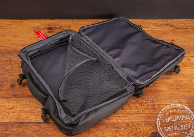 Eine Mischung aus Rucksack und Koffer - der hochwertige Underseater von Vasad ist das praktische Handgepäck für unter den Sitz. Jetzt mit Ihrem Logo bedruckt als tolles Mitarbeitergeschenk.