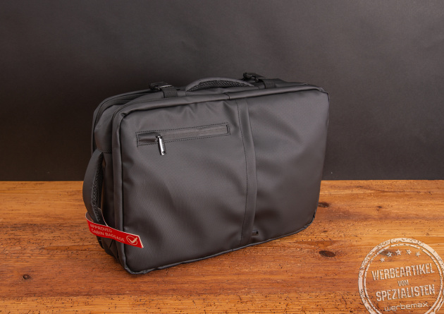 Eleganter und schlanker Reiserucksack in Schwarz mit Ihrem Logodruck. Das optimale Reisegepäck für unterm Sitz.