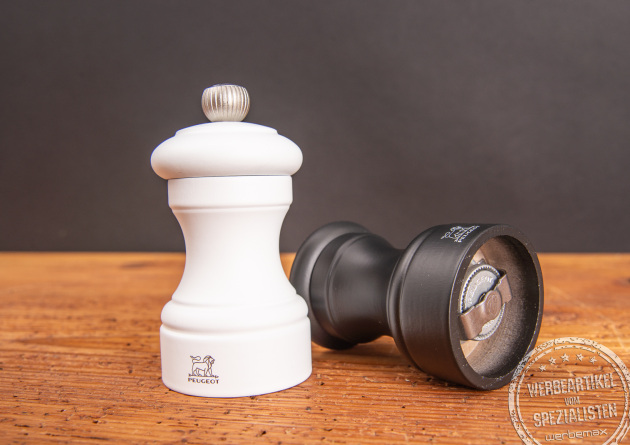 Mühlenset Bistro von Peugeot. Eine kleine Salzmühle in weiß und eine kleine Pfeffermühle in schwarz mit Logo als hochwertiges Mitarbeitergeschenk.