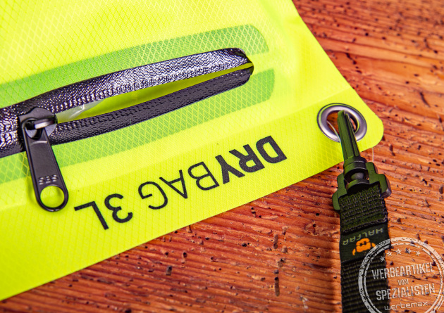 Nahaufnahme der Halfar Drybag 3L in Neongelb mit Reißverschluss und Metallöse.