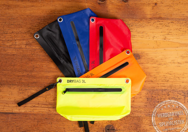 Farbübersicht der Halfar Drybag 3L in Schwarz, Blau, Rot, Orange und Neongelb mit Hängeschlaufe.