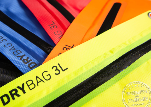 Nahaufnahme mehrerer Drybags 3L von Halfar in verschiedenen Farben mit Fokus auf Reißverschlüsse.