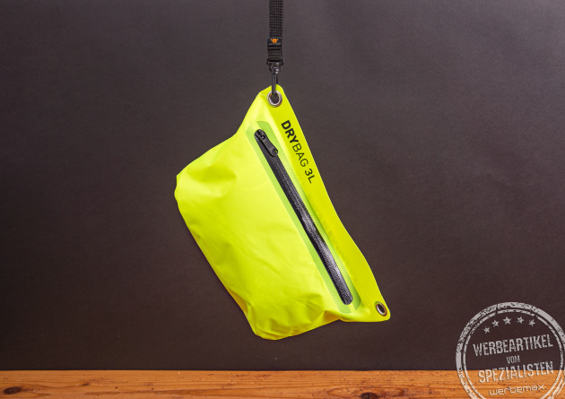 Wasserdichte Drybag 3L von Halfar in Neongelb mit Hängeschlaufe vor dunklem Hintergrund.