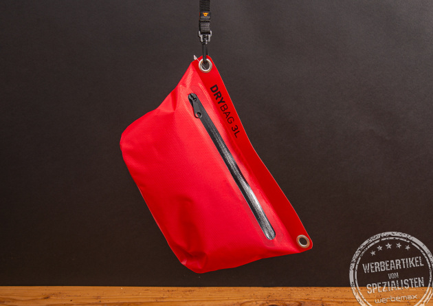 Rote Drybag 3L von Halfar hängend vor schwarzem Hintergrund als Outdoor-Werbeartikel.