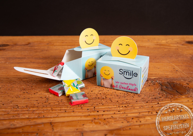 Mini Geschenkbox mit Verschlussform Smiley und Kaubonbons als Werbeartikel.
