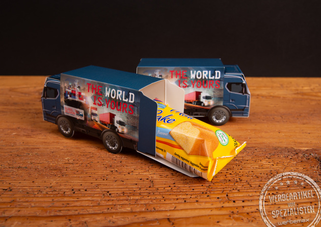 Zwei 3D-LKW Präsente befüllt mit einem Kuchen-Snack.