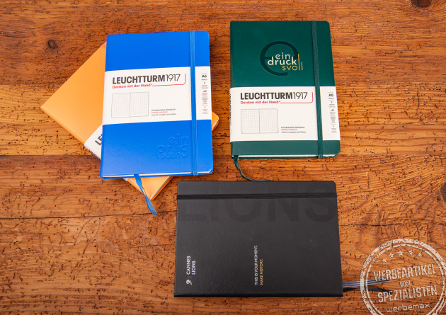 Verschiedene Farben des Leuchtturm1917 Notizbuchs Classic mit Logo nebeneinander als Werbeartikel.