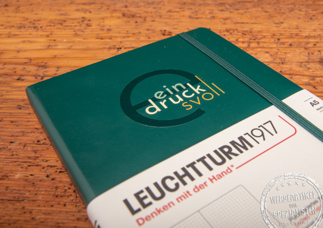 Detailansicht des Einbandes und Logo-Druck beim Notizbuch Classic von Leuchtturm1917