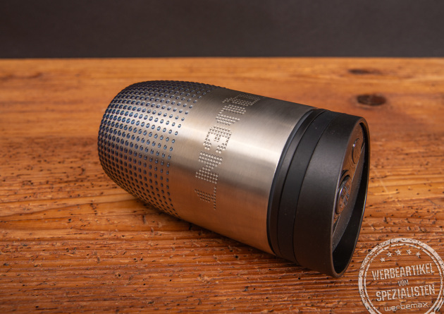 Seitliche Detailaufnahme des Thermobechers  CremaOfficinaBudget mit Digitaldruck.