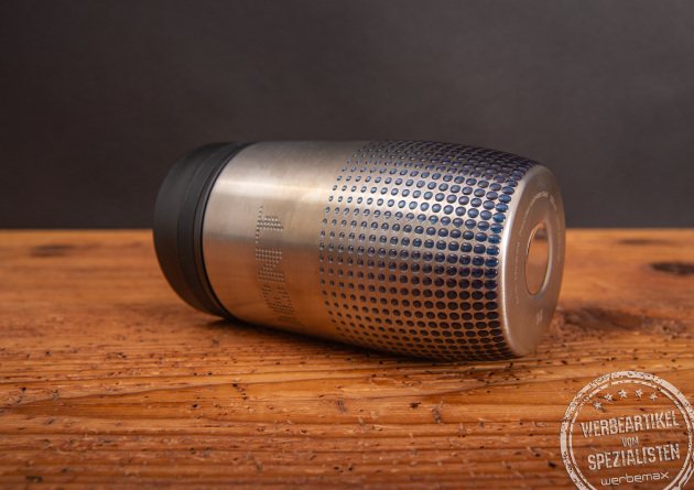 Struktur und Tiefe des digitalen Reliefdrucks auf Werbebecher CremaOfficinaBudget.