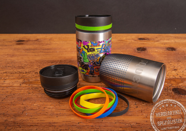 Reliefdigitaldruck auf geb&uuml;rsteter Edelstahl-Oberfl&auml;che von zwei CremaOfficinaBudget Thermobechern.