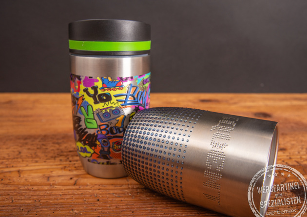 Nahaufnahme des Logos im Reliefdruck &ndash; f&uuml;hlbare Oberfl&auml;che - auf zwei CremaOfficinaBudget Thermobechern.