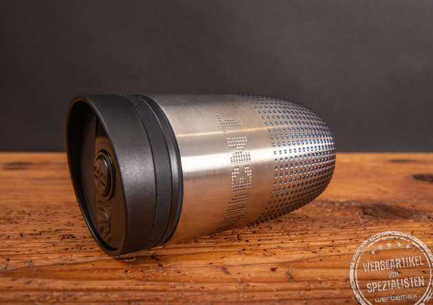 Detailansicht des 3D-Reliefdrucks auf dem Metmaxx CremaOfficinaBudgetThermobecher