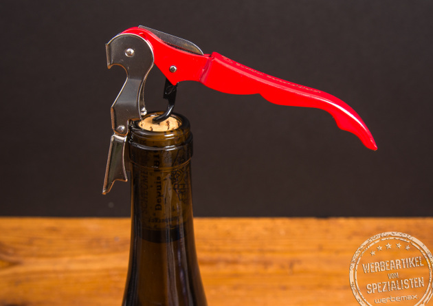 Pulltap's Kellnermesser mit Logo beim Entkorken einer Weinflasche – edles Werbemittel für Gastronomie.