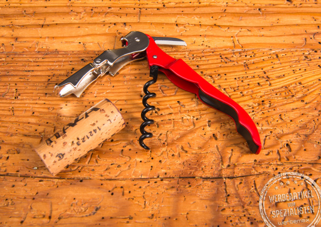 Aufgeklapptes Original Pulltap's Kellnermesser mit Logo und Korkenzieher – personalisierter Werbeartikel für Weinliebhaber.