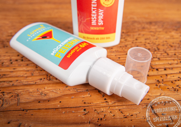 50ml Insektenschutzspray mit bedrucktem Etikett liegend mit Fokus auf dem Sprühkopf.
