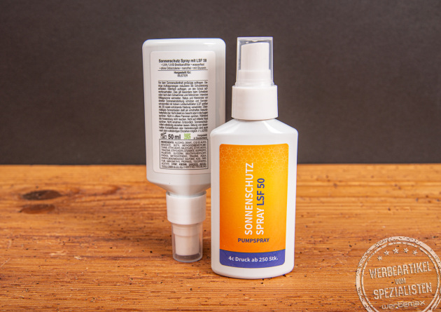 Zwei 50ml-Sonnenschutzflaschen stehend – vorne Etikett mit LSF 50 sichtbar, Rückseite mit Produktinfos