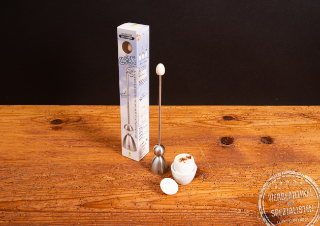 Clack Eier&ouml;ffner aus Edelstahl mit Verpackung und ge&ouml;ffnetem Ei im Becher &ndash; hochwertiges K&uuml;chenaccessoire.