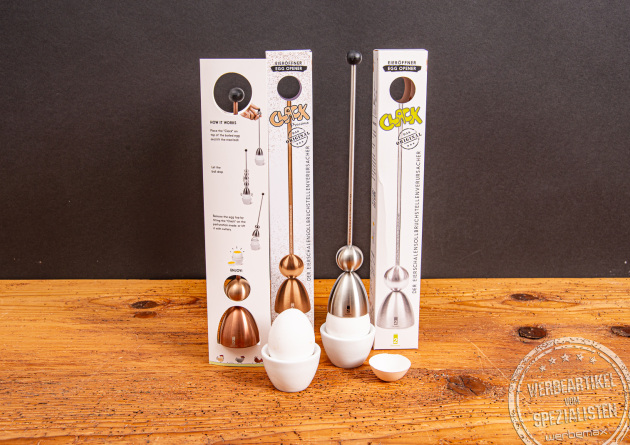 Zwei Clack Eierk&ouml;pfer aus Edelstahl mit Verpackung im Vergleich &ndash; ideal zum sauberen &Ouml;ffnen von Fr&uuml;hst&uuml;ckseiern.