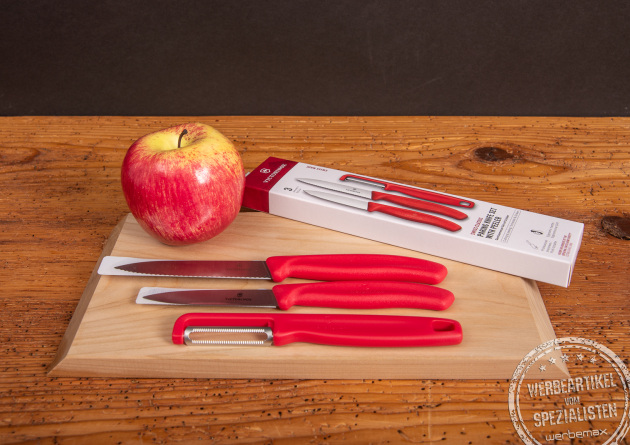 Victorinox Swiss Classic Gemüsemesser-Set mit Schäler in rot – 3-teiliges Küchenhelfer-Set für präzises Schneiden.