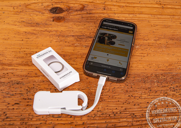 Evergreen Go Powerbank von Vonmählen am Schlüsselbund als kompakter Werbeartikel für Iphone und Android mit integriertem Kabel.