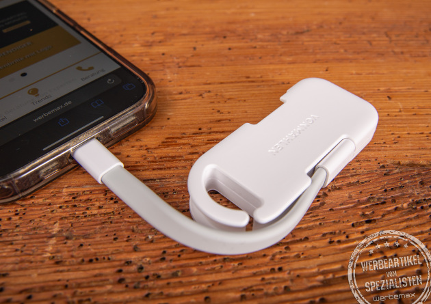 Detailaufnahme: Vonmählen Evergreen Go mit USB-C Anschluss beim Laden eines Smartphones – Powerbank mit Logo als Werbegeschenk