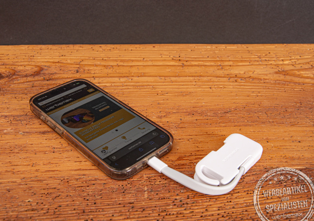 Smartphone mit angeschlossener Evergreen Go Powerbank – kompaktes Werbegeschenk mit starker Markenwirkung