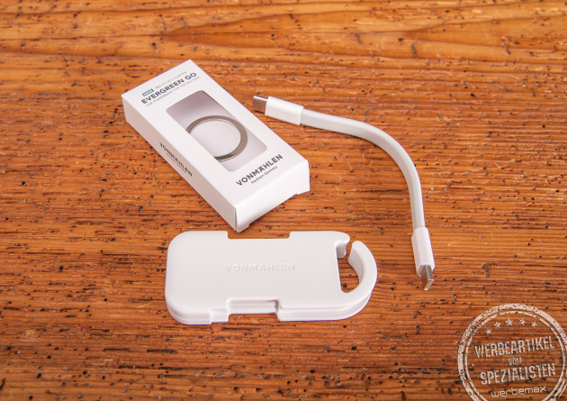 Evergreen Go Powerbank auseinandergebaut mit Kabel und Verpackung – nachhaltiger Technik-Werbeartikel von Vonmählen