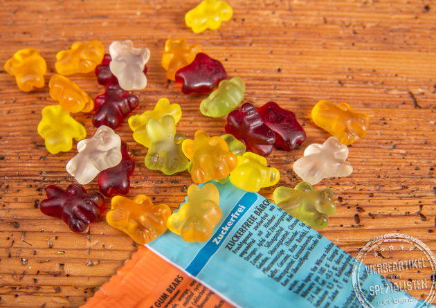 Bunte zuckerfreie Gummibärchen in verschiedenen Fruchtsorten aus einer individuell bedruckbaren 10 g Minitüte, ideal als Werbeartikel
