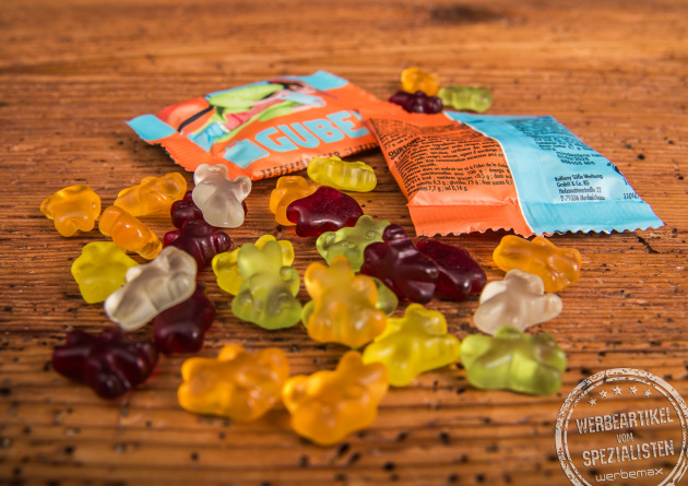 Zuckerfreie Gummibärchen in leuchtenden Farben, ausgelegt vor personalisierbaren 10 g Minitüten – fruchtiger Werbeartikel für Unternehmen und Events.